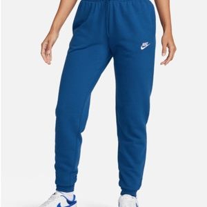 Women's Nike Sportswear Club Fleece - Mid-Rise Joggers - Size L